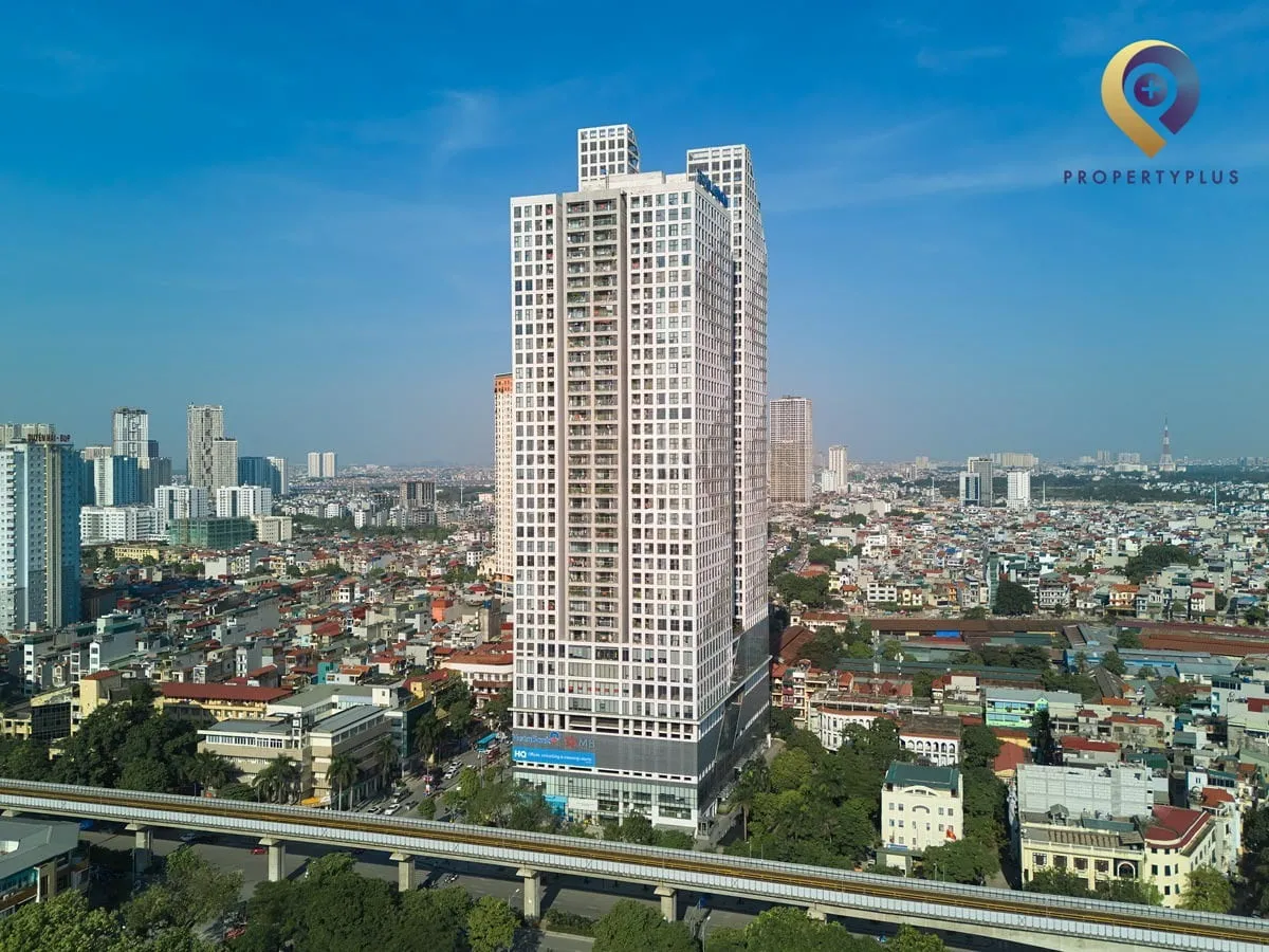 Tòa tháp Thiên Niên Kỷ nhìn từ xa với bầu trời xanh tại Hà Đông